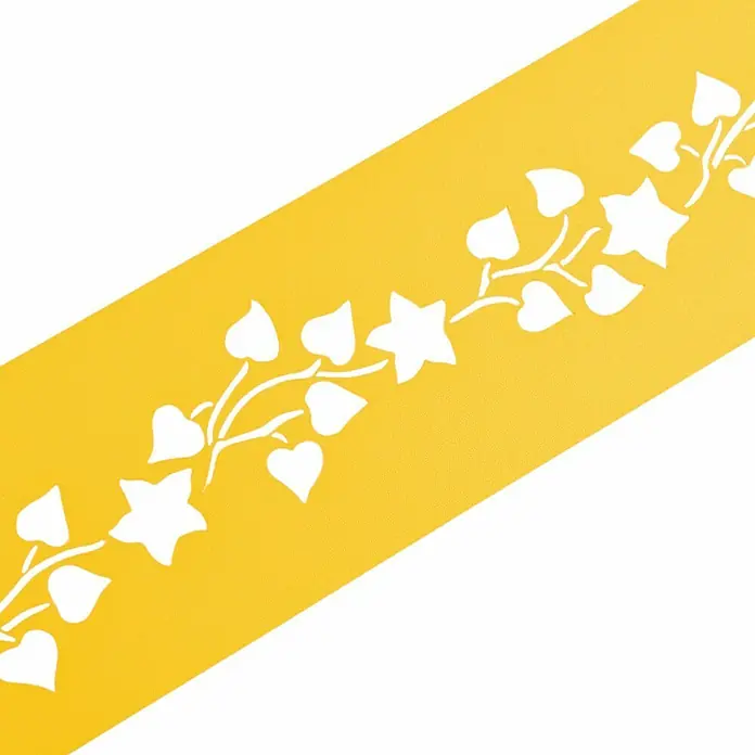 zaun|zu Sichtschutzstreifen Premium - 19 x 0,1 cm, Gelb, Florales Design - Nahaufnahme einer gelben Schablone mit einem weißen Efeu-Blumenmuster, perfekt für kreative Bastelprojekte und DIY-Dekorationen.