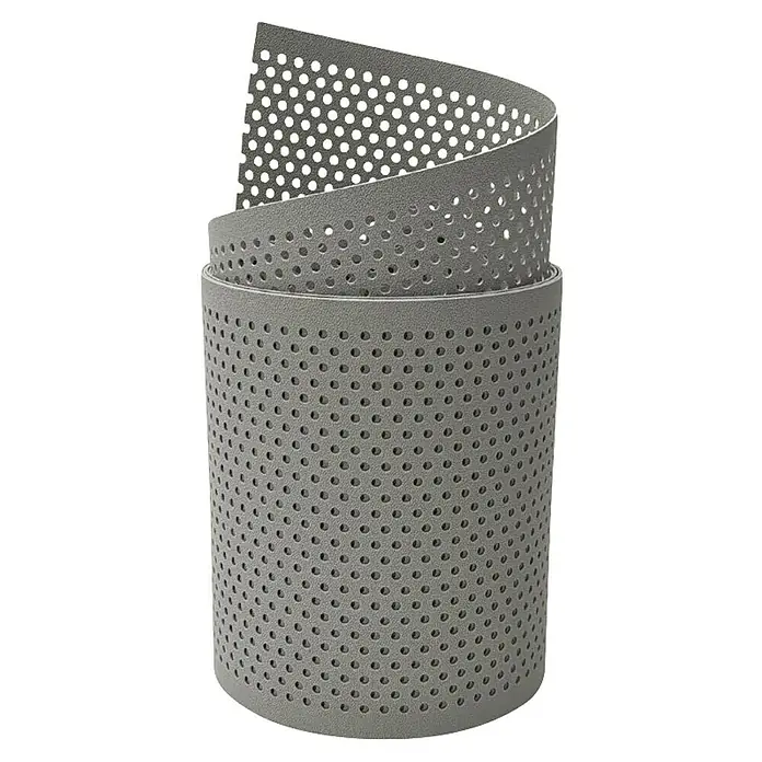 zaun|zu Sichtschutzstreifen Premium Gelocht 20% - 2,55 m x 19 cm x 0,1 cm, Steingrau - Nahaufnahme eines grauen, perforierten Filters, der aufgerollt ist und seine Textur und das Lochmuster hervorhebt.