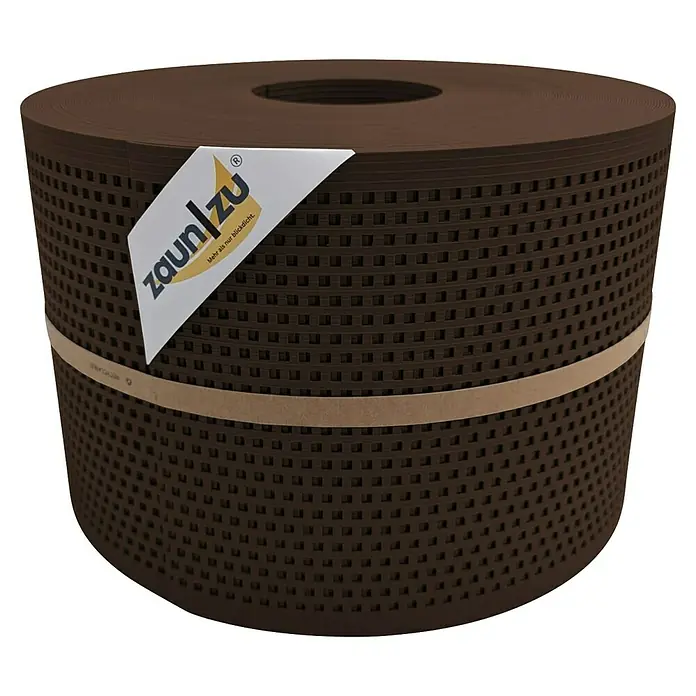 zaun|zu Sichtschutzstreifen Rille Gelocht Quadrat - 50 m x 19 cm x 0,1 cm, Braun - Das Produkt ist eine braune Zaunblende, die auf einer Rolle aufgewickelt ist und ein Etikett mit dem Logo "zaun|zu" trägt.