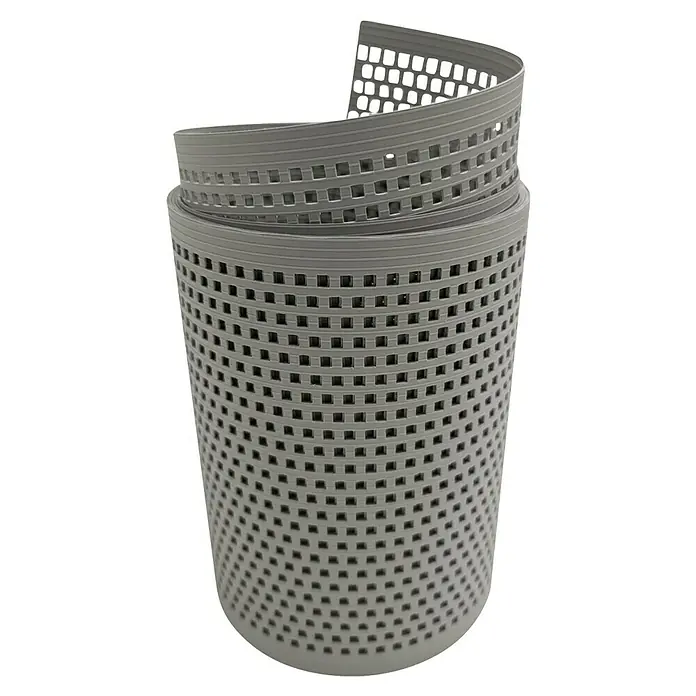 zaun|zu Sichtschutzstreifen Rille Gelocht Quadrat - 2,55 m x 19 cm x 0,1 cm, Steingrau - Abgebildete gerollte, perforierte Drainagebahn, ideal für Gartenbau und Landschaftsgestaltung zur optimalen Entwässerung und Belüftung.