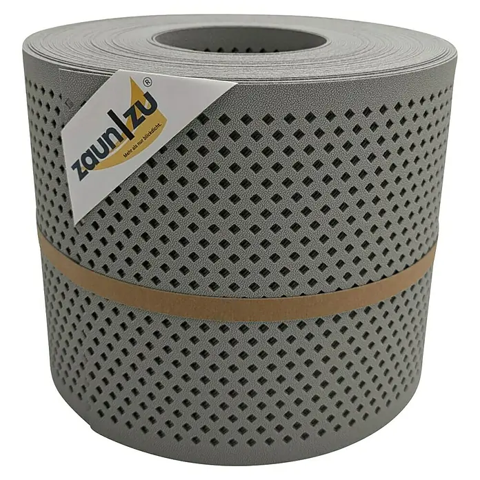 zaun|zu Sichtschutzstreifen Premium Gelocht Diamant - 26 m x 19 cm x 0,1 cm, Steingrau - Rollenware aus grauem Zaunmaterial mit quadratischen Löchern und einem "zaun|zu"-Etikett.