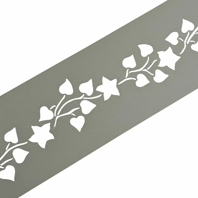 zaun|zu Sichtschutzstreifen Premium - 19 x 0,1 cm, Steingrau, Florales Design - Das Bild zeigt eine dekorative Schablone mit einem eleganten Efeu-Motiv, ideal für kreative Wandgestaltungen und Bastelprojekte.