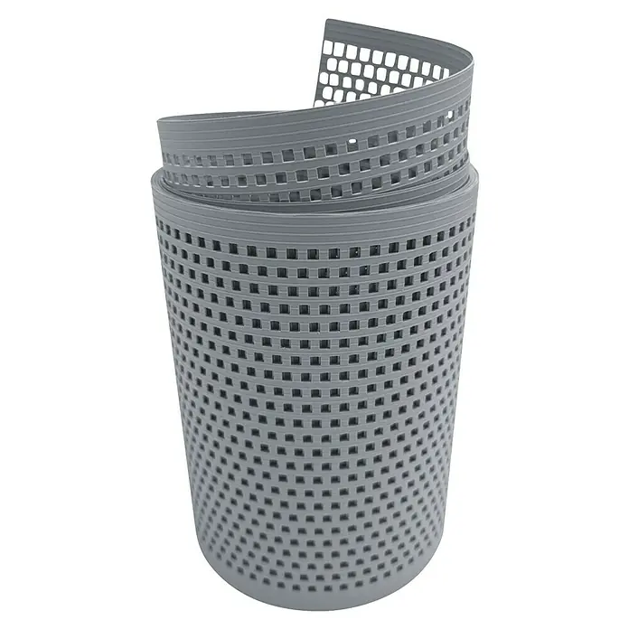 zaun|zu Sichtschutzstreifen Rille Gelocht Quadrat - 2,55 m x 19 cm x 0,1 cm, Fenstergrau - Graues, perforiertes Band aufgerollt, ideal für kreative Projekte und Bastelarbeiten. Vielseitig einsetzbar, robust und optisch ansprechend.