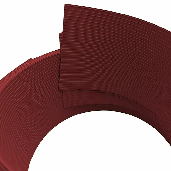 zaun|zu Sichtschutzstreifen Rille 1/2 - 2,55 m x 9,5 cm x 0,1 cm, Bordeauxrot - Nahaufnahme einer abstrakten Darstellung von geripptem, bordeauxrotem Papier, das sich in einer sanften Kurve windet.