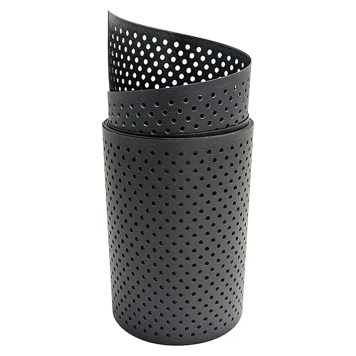 zaun|zu Sichtschutzstreifen Polyal Eco Gelocht - 2,55 m x 19 cm x 0,1 cm, Schwarz - Nahaufnahme eines perforierten, gewickelten schwarzen Bandes.