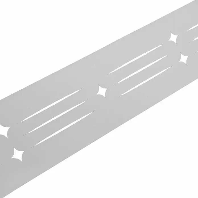 zaun|zu Sichtschutzstreifen Starline Laser - 2,55 m x 19 cm x 0,1 cm, Weiß transluzent - Nahaufnahme eines perforierten, silbernen Papierstreifens mit Sternen- und Schlitzmuster. Ideal für Dekorationen und Bastelarbeiten.