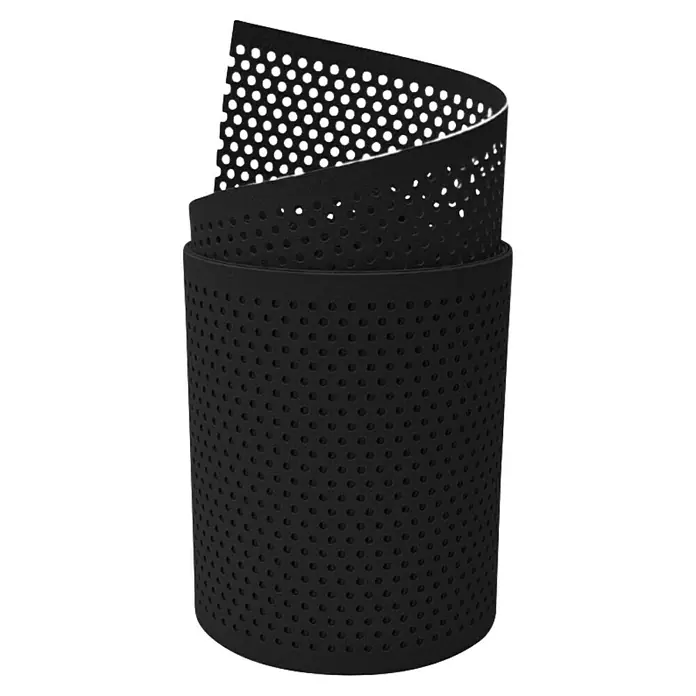 zaun|zu Sichtschutzstreifen Premium Gelocht 20% - 2,55 m x 19 cm x 0,1 cm, Tiefschwarz - Nahaufnahme einer Rolle perforierten, schwarzen Akustikschaumstoffs. Ideal für Schallabsorption und Lärmminderung in verschiedenen Umgebungen.