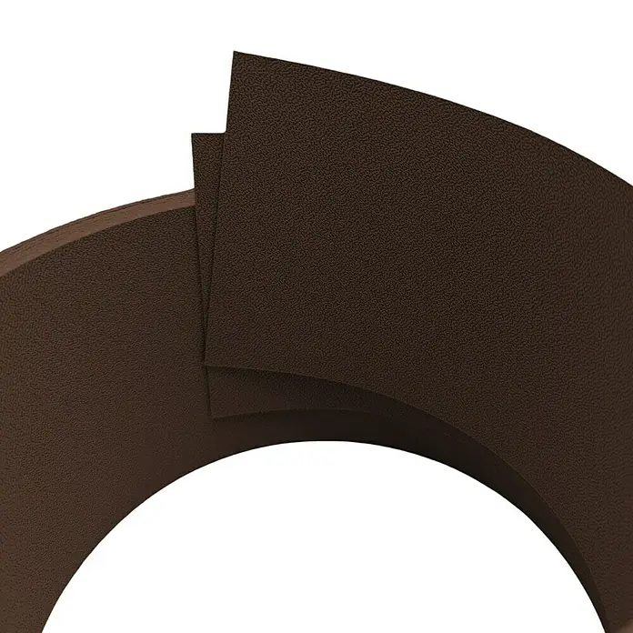 zaun|zu Sichtschutzstreifen Premium 1/2 Set Einzel - 2,55 m x 9,5 cm x 0,1 cm, Braun - Nahaufnahme eines Stapels brauner, strukturierter Stoffmuster, die sich biegen und überlappen.