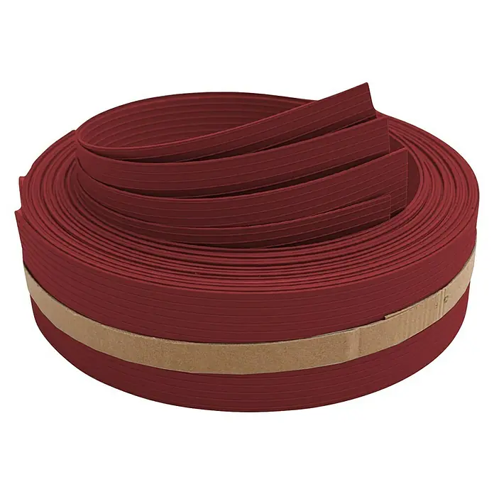 zaun|zu Sichtschutzstreifen Rille 1/4 Set - 2,55 m x 4,7 cm x 0,1 cm, Bordeauxrot - Nahaufnahme eines großen Wickels bordeauxroter Gummilippe mit einer Papierbanderole um die Mitte zur Fixierung des Produkts.