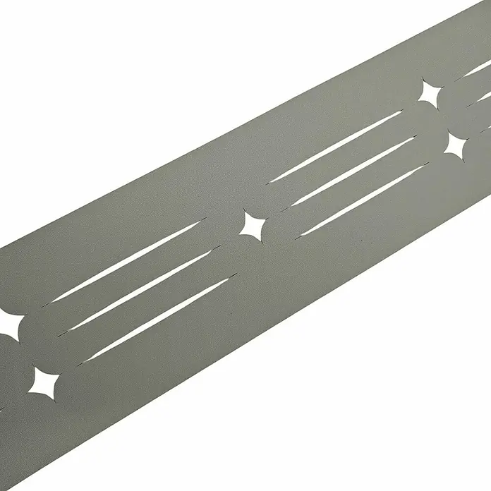 zaun|zu Sichtschutzstreifen Starline Laser - 2,55 m x 19 cm x 0,1 cm, Steingrau - Detailansicht eines grauen Tischläufers mit ausgeschnittenen Sternen und Schlitzen, der ein elegantes und modernes Design präsentiert.