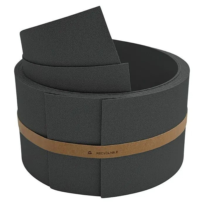 zaun|zu Sichtschutzstreifen Premium 1/2 Set Einzel - 2,55 m x 9,5 cm x 0,1 cm, Anthrazit - Nahaufnahme einer Rolle schwarzer, recycelbarer Rasenkantenbegrenzung, die mit einem braunen Band zusammengehalten wird.