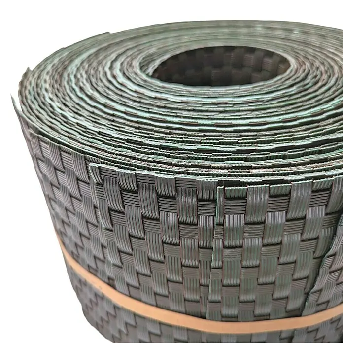 zaun|zu Sichtschutzstreifen Rattan 10 x Einzelstreifen - 25,5 m x 19 cm x 0,2 cm, Grün - Nahaufnahme einer Rolle geflochtenem, grünem Sichtschutz, ideal für Gärten und Zäune.