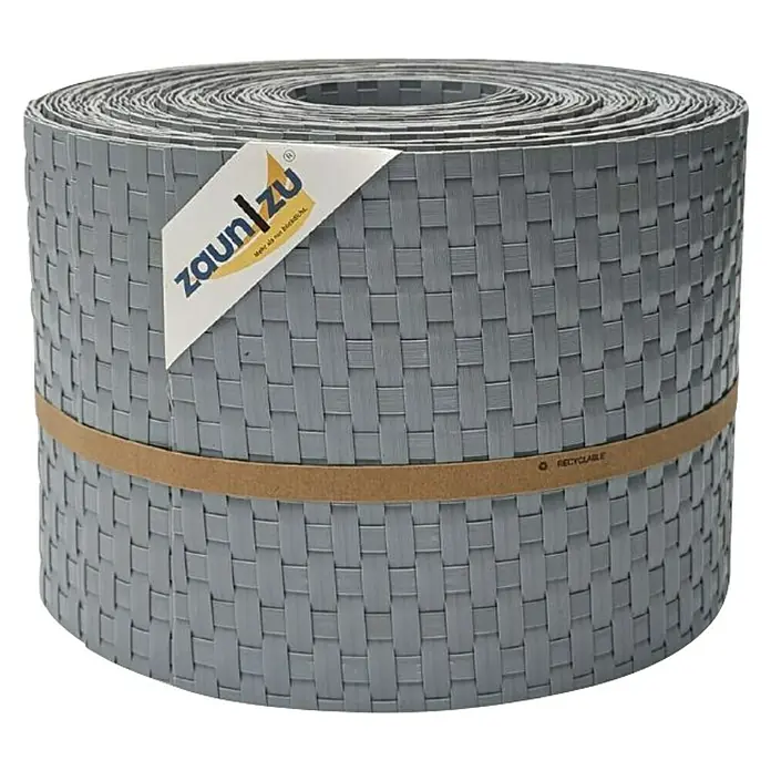 zaun|zu Sichtschutzstreifen Rattan 10 x Einzelstreifen - 25,5 m x 19 cm x 0,2 cm, Hellgrau - Eine Rolle grauer Zaunfolie mit gewebter Optik und braunem Papierband um die Mitte. Das Produkt ist mit einem Etikett der Marke versehen.