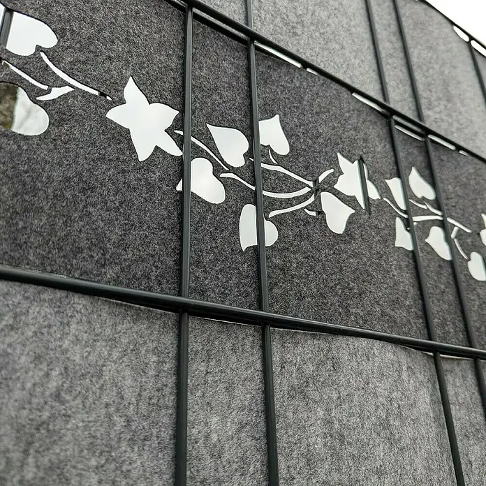 zaun|zu Sichtschutzstreifen Design Floral Variante 2 - 2,6 m x 19 cm x 0,2 cm, Anthrazit - Dekorativer Zaun mit grauer Stoffbespannung und ausgestanztem Efeumuster, der eine stilvolle Privatsphäre bietet.