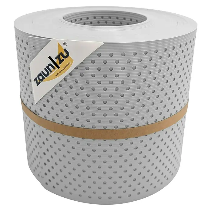 zaun|zu Sichtschutzstreifen Rille Gelocht 15% - 26 m x 19 cm x 0,1 cm, Lichtgrau - Nahaufnahme einer Rolle Zaunfolie in Grau mit Lochmuster, zusammengehalten von einem braunen Band.