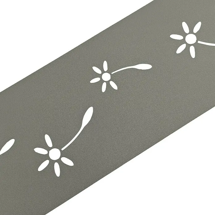 zaun|zu Sichtschutzstreifen Premium Pusteblumen Design - 2,55 m x 19 cm x 0,1 cm, Steingrau - Dekorative Nahaufnahme eines grauen Produkts mit einem verspielten, blütenartigen Muster in Weiß.