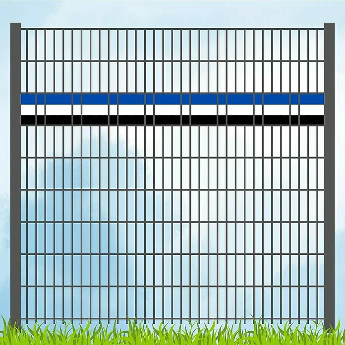 zaun|zu Sichtschutzstreifen Vereinsfarben - 19 x 0,1 cm, Blau-Weiß-Schwarz - Metallzaun mit blauer, weisser und schwarzer Linie in der Mitte, der einen Bereich begrenzt.