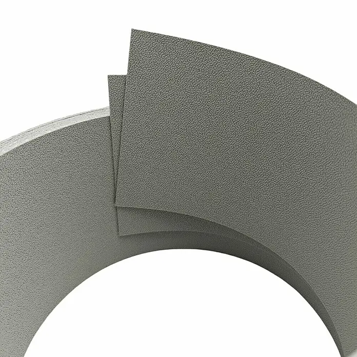 zaun|zu Sichtschutzstreifen Premium 1/2 Set Einzel - 2,55 m x 9,5 cm x 0,1 cm, Steingrau - Stapel grauer, gebogener Akustikplatten mit feiner Textur. Ideal für Schallschutz und Raumakustik, bietet diese Platten eine stilvolle Lösung.
