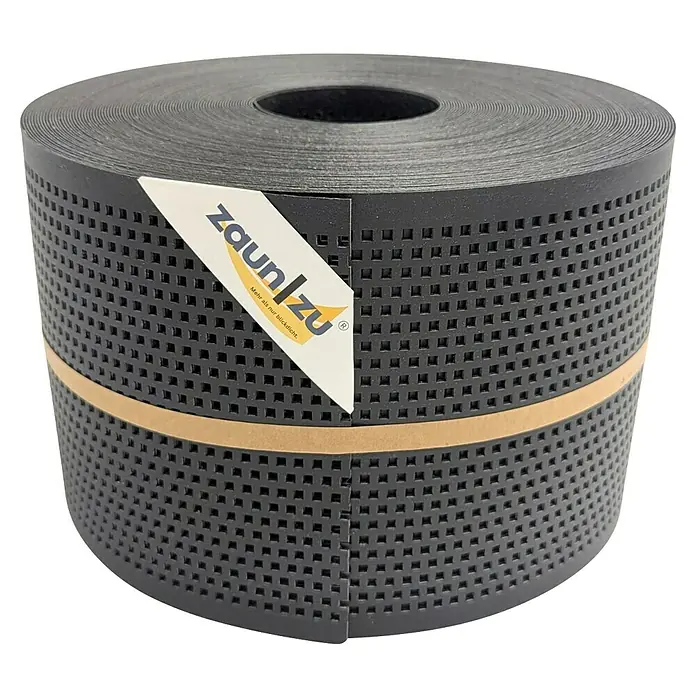 zaun|zu Sichtschutzstreifen Polyal Eco Quadratisch Gelocht - 50 m x 19 cm x 0,1 cm, Schwarz - Nahaufnahme einer Rolle Zaunblende in Anthrazit mit quadratischen Öffnungen und einem Etikett der Marke "zaunlzu".