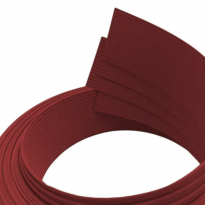 zaun|zu Sichtschutzstreifen Rille 1/4 Set - 2,55 m x 4,7 cm x 0,1 cm, Bordeauxrot - Nahaufnahme einer roten Quilling-Papierrolle mit subtilen Rillen, die kunstvolle Präzision und elegante Textur in den Vordergrund stellt.