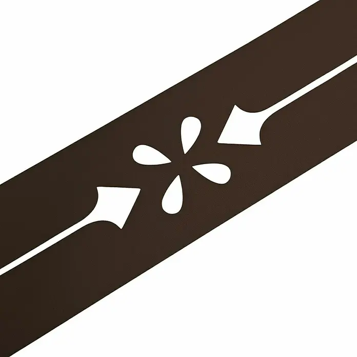 zaun|zu Sichtschutzstreifen Premium Verona - 2,55 m x 19 cm x 0,1 cm, Braun - Dunkelbraunes Diagonalschrägband mit weißer vierblättriger Blume und zwei stilisierten Pfeilspitzen.