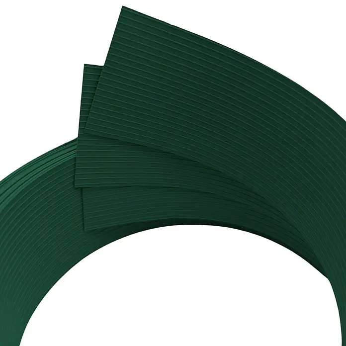 zaun|zu Sichtschutzstreifen Rille Drittel Set - 2,55 m x 6,3 cm x 0,1 cm, Grün - Nahaufnahme von gerippten, dunkelgrünen Rasenkantenrollen, die sich überlagern und eine bogenförmige Struktur bilden.