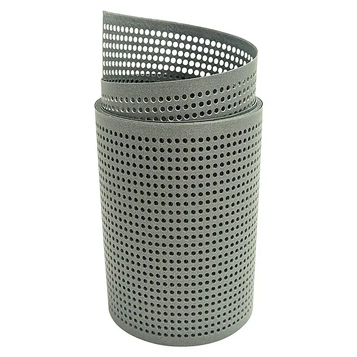 zaun|zu Sichtschutzstreifen Polyal Eco Gelocht 30 % - 2,55 m x 19 cm x 0,1 cm, Salbei - Bild eines perforierten Filterrohrs aus grauem Material, aufgerollt und mit vielen kleinen Löchern versehen.