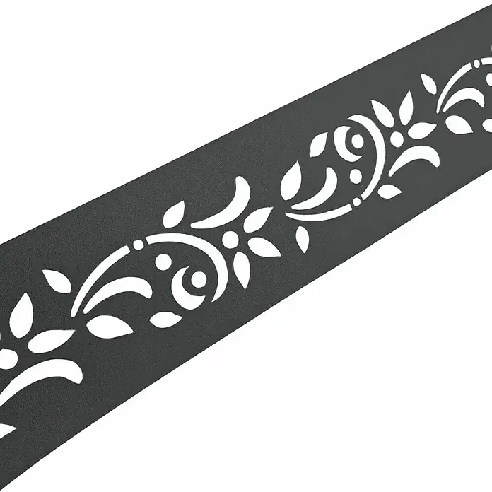 zaun|zu Sichtschutzstreifen Premium Floral Dekor 1 - 2,55 m x 19 cm x 0,1 cm, Anthrazit - Nahaufnahme eines schwarzen Metallstreifens mit einem gestanzten floralen Muster, der für dekorative Zwecke oder als Akzent in Innenräumen verwendet wird.