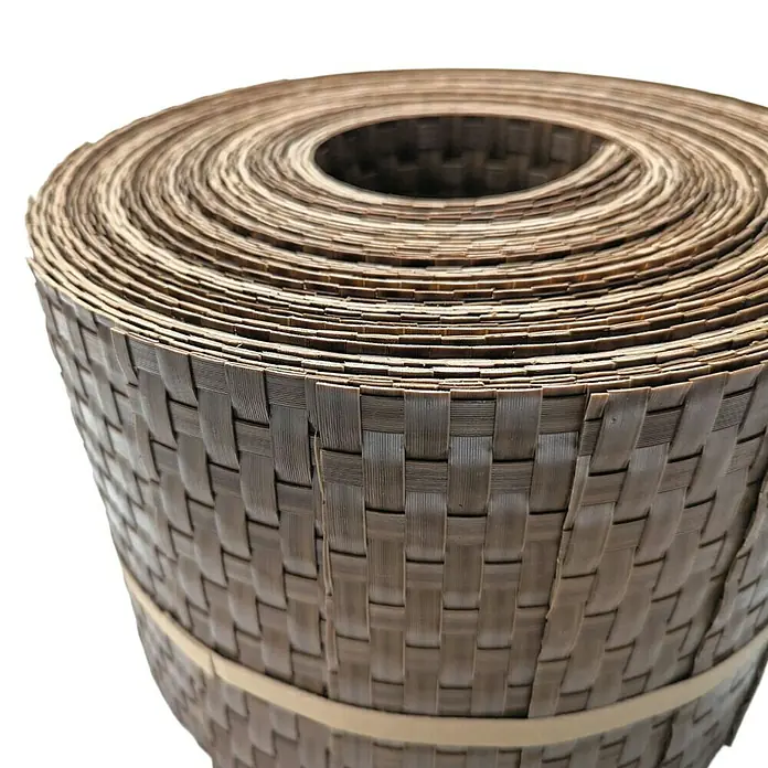 zaun|zu Sichtschutzstreifen Rattan 10 x Einzelstreifen - 25,5 m x 19 cm x 0,2 cm, Honigbraun - Eine Rolle brauner, gewebter Sichtschutzmatte. Das Produkt ist aufgerollt und weist eine markante Textur auf.