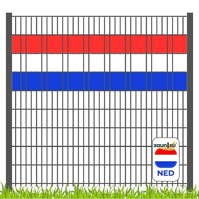 zaun|zu Sichtschutzstreifen Niederlande (Holland) - 2,55 m x 19 cm x 0,1 cm, Rot/Weiß/Blau, Volle Streifenbreite - Das Bild zeigt einen Zaun mit den Farben der niederländischen Flagge. Der Zaun ist grau und das Logo ist in der unteren rechten Ecke zu sehen.
