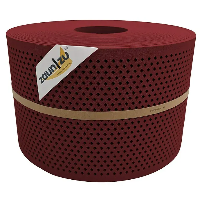 zaun|zu Sichtschutzstreifen Premium Gelocht Diamant - 50 m x 19 cm x 0,1 cm, Bordeauxrot - Ein aufgerolltes Zaunblenden-Produkt der Marke Zaun/Zu in Burgunderrot, gehalten von einem Papierband.