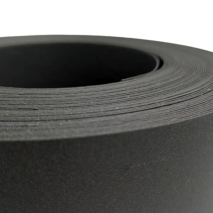 zaun|zu Sichtschutzstreifen Eco - 26 x 19 x 0,1 cm, Schwarz, 1 Stk. - Nahaufnahme einer Rolle schwarzem Dämmstoff, der für Bau- und Isolierungszwecke verwendet wird, mit deutlicher Textur.