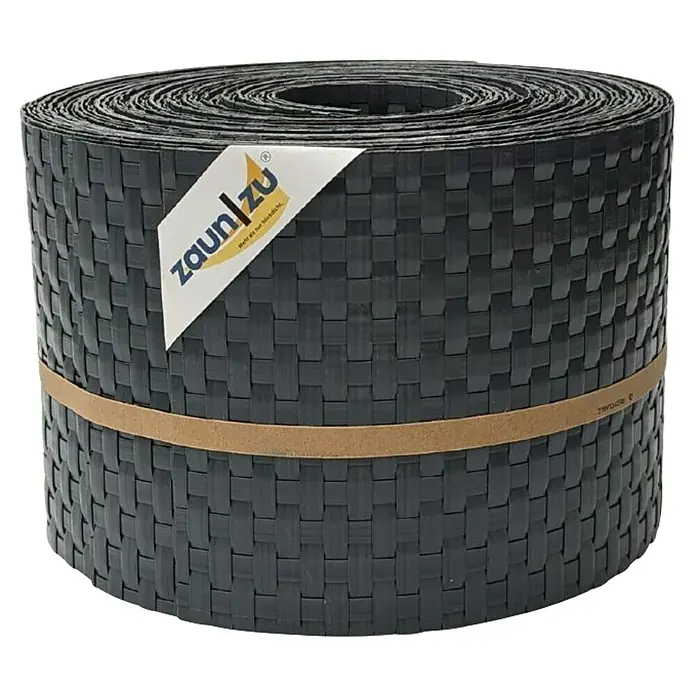 zaun|zu Sichtschutzstreifen Rattan 10 x Einzelstreifen - 25,5 m x 19 cm x 0,2 cm, Anthrazit - Nahaufnahme einer Rolle Zaunfolie von Zaunzu mit geflochtener Optik und braunem Band. Die Folie ist aufgerollt und bereit zur Montage.