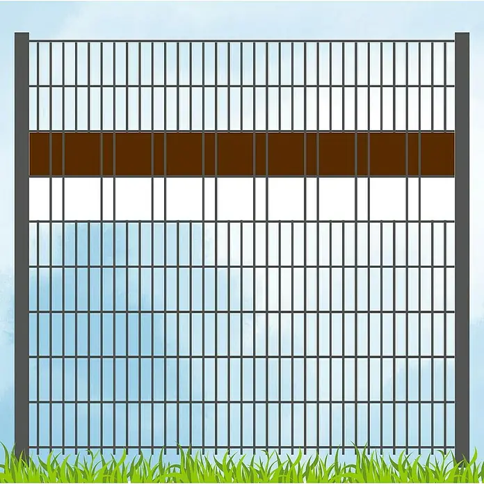 zaun|zu Sichtschutzstreifen Akzentstreifen Vereinsfarben - 2,55 m x 19 cm x 0,1 cm, Braun/Weiß, Volle Streifenbreite - Nahaufnahme eines Metallzauns mit grünen Gräsern im Vordergrund und blauem Himmel im Hintergrund. Der Zaun hat braune und weiße Elemente.