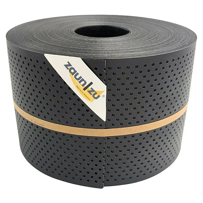 zaun|zu Sichtschutzstreifen Polyal Eco Gelocht - 50 m x 19 cm x 0,1 cm, Schwarz - Nahaufnahme einer Rolle Zaunfolie in Anthrazit mit Perforation und einem Papierband mit dem Logo "zaun/zu".