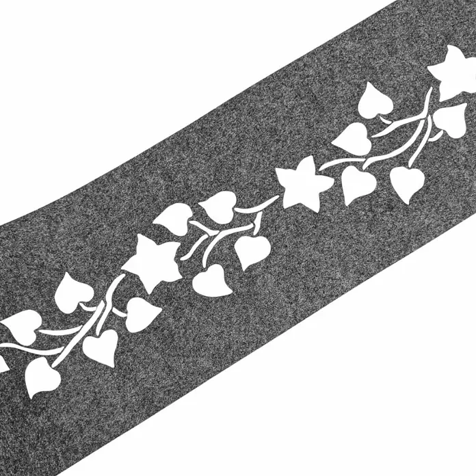 zaun|zu Sichtschutzstreifen Design Floral Variante 2 - 2,6 m x 19 cm x 0,2 cm, Hellgrau - Ein grauer Tischläufer mit einem stilvollen, weißen Blätter- und Sternmuster, der eine elegante Note auf jeden Tisch bringt.