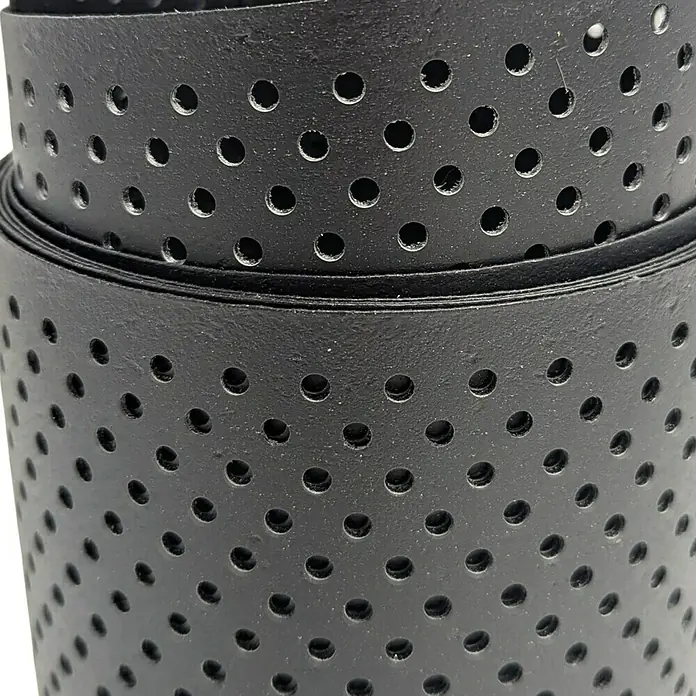 zaun|zu Sichtschutzstreifen Polyal Eco Gelocht - 2,55 m x 19 cm x 0,1 cm, Schwarz - Schwarzer, perforierter Band: Nahaufnahme eines gewickelten Bandes mit regelmäßigen Lochmustern für vielfältige Anwendungen.