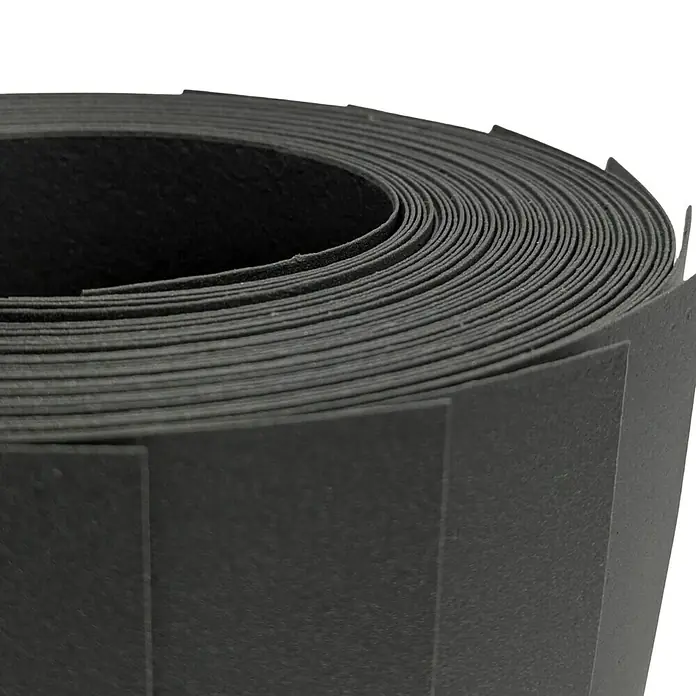 zaun|zu Sichtschutzstreifen Eco - 2,55 m x 19 cm x 0,1 cm, Schwarz, 10 Stk. - Nahaufnahme einer Rolle schwarzer Rasenkante, die für Gartenarbeiten und Landschaftsbau verwendet wird. Perfekt für Beeteinfassungen!