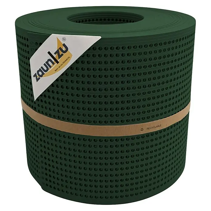 zaun|zu Sichtschutzstreifen Rille Gelocht 30% PP - 26 m x 19 cm x 0,1 cm, Tannengrün - Ein grüner Zaunstreifen von Zaun|Zu aufgerollt mit Löchern. Die Rolle ist mit einem Kartonstreifen und einem Etikett umwickelt.