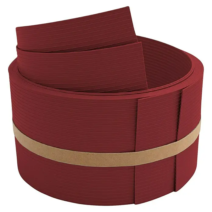 zaun|zu Sichtschutzstreifen Rille 1/2 - 2,55 m x 9,5 cm x 0,1 cm, Bordeauxrot - Rolle aus rotem, geripptem Kantenumleimer, zusammengehalten durch ein hellbraunes Band, ideal für Möbelreparaturen und DIY-Projekte.