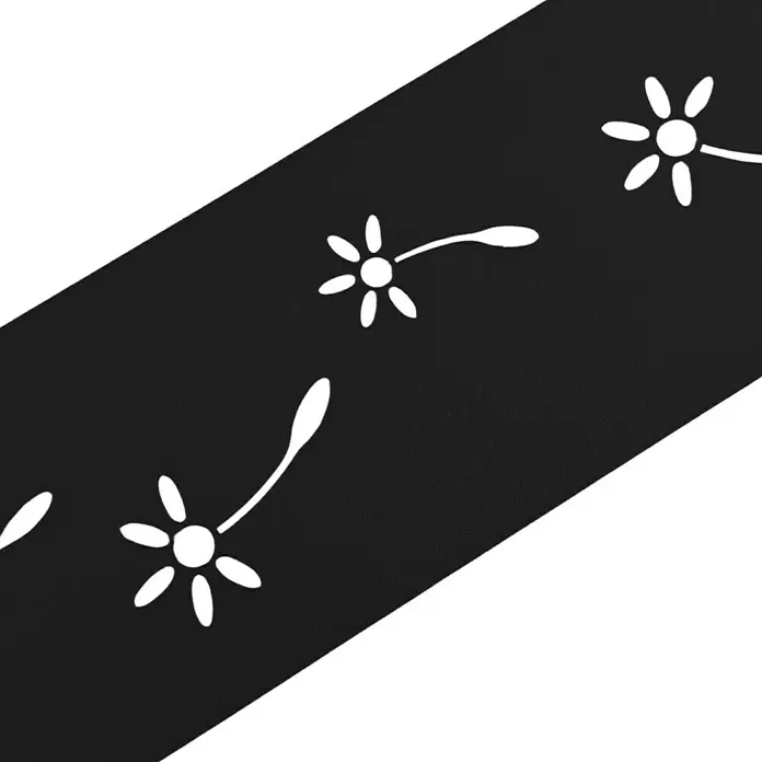 zaun|zu Sichtschutzstreifen Premium Pusteblumen Design - 2,55 m x 19 cm x 0,1 cm, Tiefschwarz - Schwarzer Band mit weißen Blumenmuster, das sich diagonal über ein weißes Feld erstreckt und die Blüten in Szene setzt.