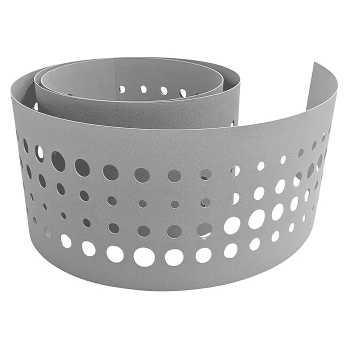 zaun|zu Sichtschutzstreifen Premium - 19 x 0,1 cm, Lichtgrau, Pulse - Nahaufnahme einer gerollten, perforierten Metallfolie, die ein abstraktes und modernes Designelement darstellt. Ideal für industrielle oder dekorative Anwendungen.