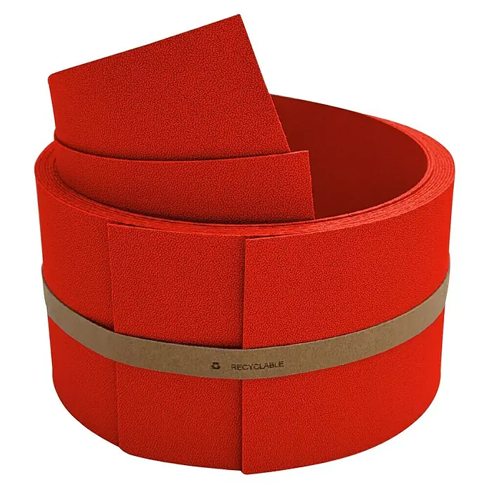 zaun|zu Sichtschutzstreifen Premium 1/2 Set Einzel - 2,55 m x 9,5 cm x 0,1 cm, Rot - Nahaufnahme einer Rolle recycelbarer roter Kantenanleimer, die mit einem Papierband umwickelt ist.