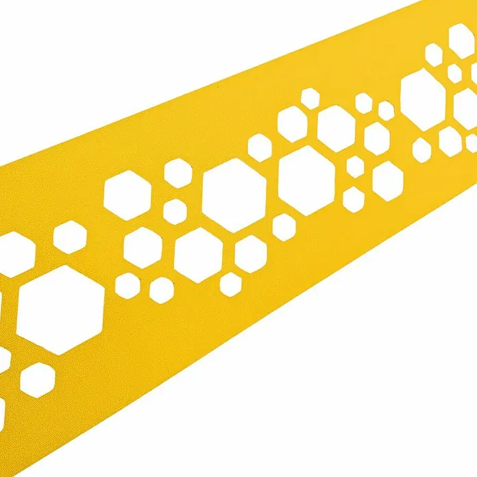 zaun|zu Sichtschutzstreifen Premium Hexagon Dekor - 2,55 m x 19 cm x 0,1 cm, Gelb - Gelbe Schablone mit einem wabenförmigen Ausschnittmuster, ideal für kreative Projekte und Dekorationen.