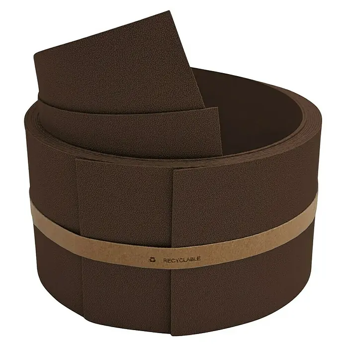 zaun|zu Sichtschutzstreifen Premium 1/2 Set Einzel - 2,55 m x 9,5 cm x 0,1 cm, Braun - Eine Rolle braune, recycelbare Rasenkantenbegrenzung aus Kunststoff, die mit einem Papierband zusammengehalten wird.