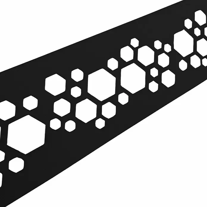 zaun|zu Sichtschutzstreifen Premium Hexagon Dekor - 2,55 m x 19 cm x 0,1 cm, Tiefschwarz - Schwarzes Dekorelement mit einem Muster aus weißen Hexagonen in verschiedenen Größen, ideal für moderne Raumgestaltung.\n
