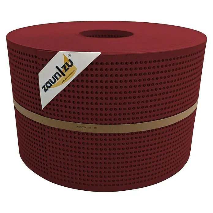 zaun|zu Sichtschutzstreifen Premium Gelocht - 50 m x 19 cm x 0,1 cm, Bordeauxrot - Das Bild zeigt eine Rolle Zaunfolie in Burgunderrot mit gleichmäßigen Löchern, zusammengehalten durch ein Band und versehen mit einem Zaun/Zu-Etikett.
