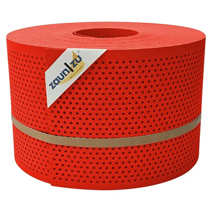 zaun|zu Sichtschutzstreifen Premium Gelocht 20% - 50 m x 19 cm x 0,1 cm, Rot - Nahaufnahme einer Rolle Zaunfolie in Rot mit kleinen Löchern und einem Papieretikett. Das Produkt ist mit einem Band zusammengehalten.
