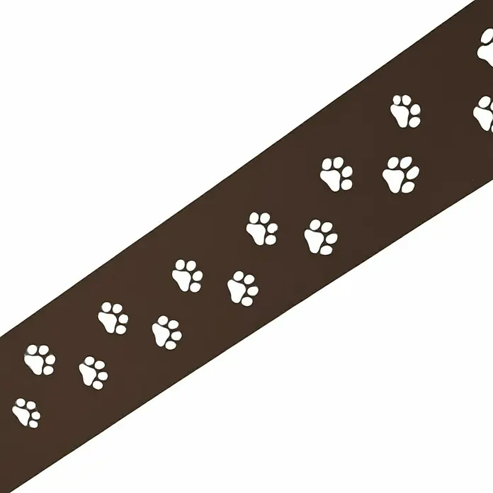 zaun|zu Sichtschutzstreifen Premium Tapsi - 2,55 m x 19 cm x 0,1 cm, Braun - Dieses Bild zeigt ein braunes Band mit weißen Pfotenabdrücken, das diagonal über einen weißen Hintergrund verläuft. Ein lustiges Design für Tierliebhaber.
