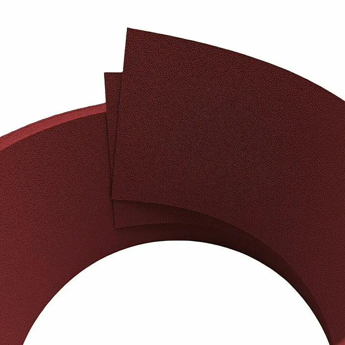 zaun|zu Sichtschutzstreifen Premium 1/2 Set Einzel - 2,55 m x 9,5 cm x 0,1 cm, Bordeauxrot - Nahaufnahme von drei strukturierten, bordeauxroten Textilbögen, die ein abstraktes, modernes Designelement bilden.